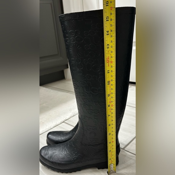 Uggs rain boots. Size 5. Black - Picture 10 of 10